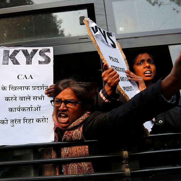 Demonstranter ropar slagord i en polisbuss efter att de gripits i New Delhi när de protesterade mot den nya medborgarskapslagen.