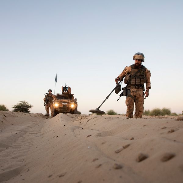 Svenska soldater i Mali söker efter minor. Arkivbild.