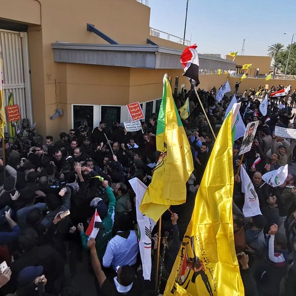 Demonstranter samlades utanför den amerikanska ambassaden i Bagdad under årets sista dag.