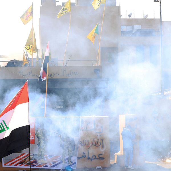 De proiranska demonstranterna fortsätter att protestera utanför den amerikanska ambassaden i Bagdad, Irak på nyårsdagen.