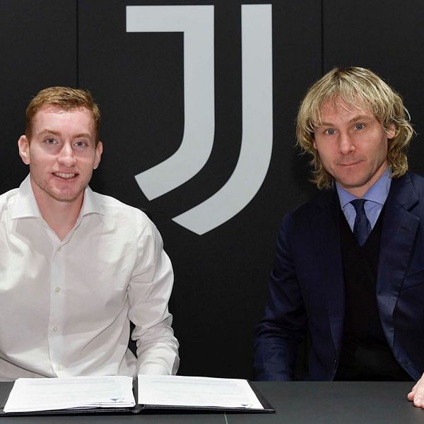 Dejan Kulusevski tillsammans med Juventus vice president Pavel Nedved.