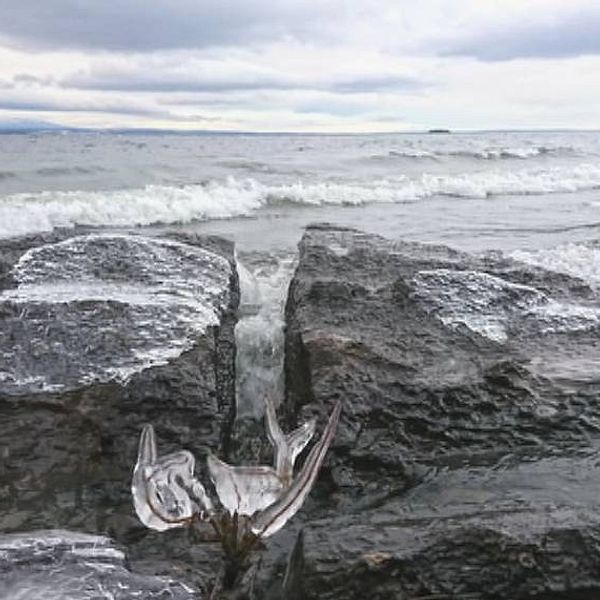 isiga stenar och vågor vid Storsjöns strand
