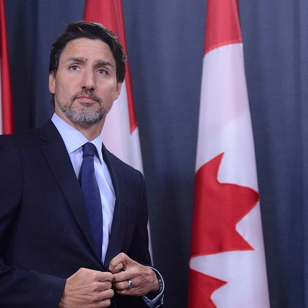 Kanadas premiärminister Justin Trudeau framför en rad kanadensiska flaggor på en presskonferens där han framför sina kondoleanser till de som förlorade anhöriga i flygkraschen i Iran den 8 januari.