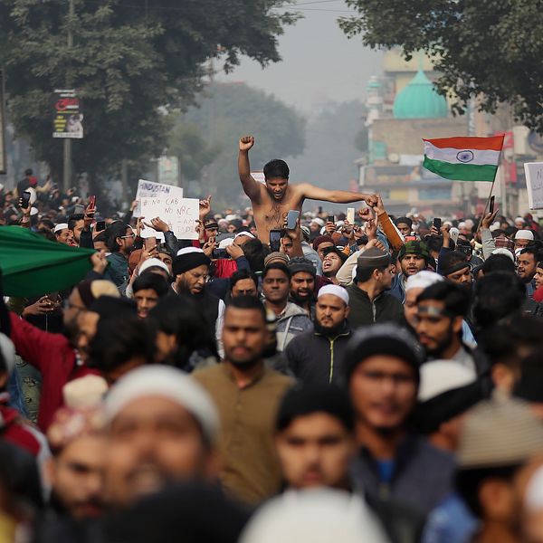 Människor protesterar i Indien.