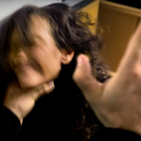 Arrangerad bild där någon tar strypgrepp på en kvinna och är på väg att slå henne i ansiktet