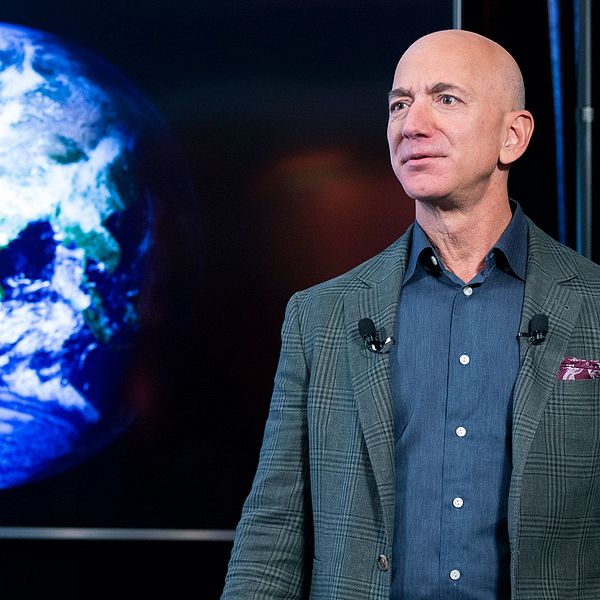 Världens rikaste person år 2019 är Amazons grundare och vd Jeff Bezos, enligt Forbes. Hans förmögenhet var då 131 miljarder dollar.