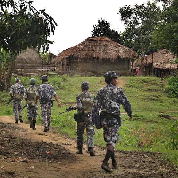 Myanmarisk gränspolis visar journalister genom djungeln 2017 till en by som gömmer muslimska terrorister enligt myndigheterna.