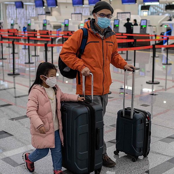 För att lokalisera fler smittade av det nya lungviruset införs feberkontroller på många flygplatser.