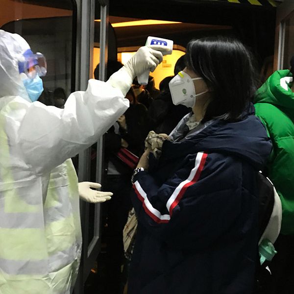 I Kina har nu feberkontroller införts för passagerare som anländer till Peking från staden Wuhan där coronaviruset bröt ut.