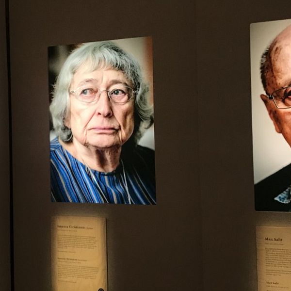 Tre porträttfotografier av äldre personer på en vägg.