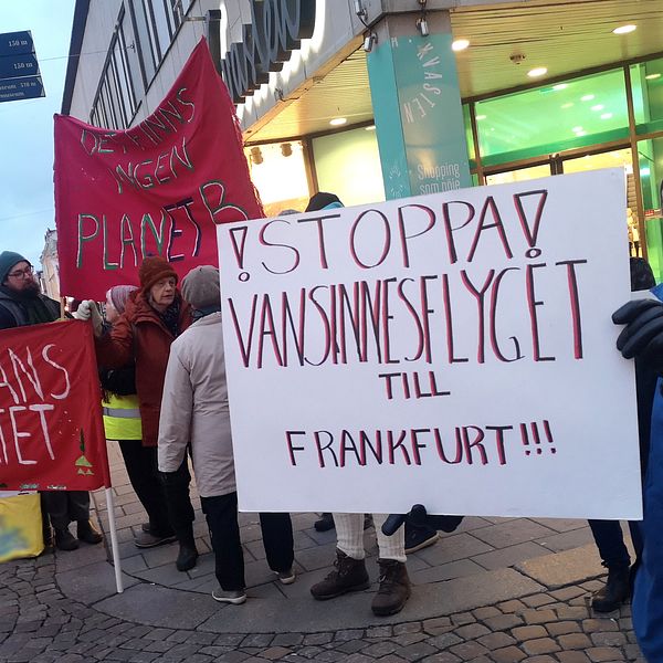 Klimatrörelsen Fridays for future i Kalmar protesterar mot Region Kalmars planer att gå in som delägare i flygplatsen i Kalmar. De befarar att syftet med köpet är att starta fler flyglinjer.