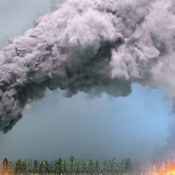 En grafisk bild som visar hur en megabrand skapar ett stort moln som det blixtar från så att elden sprider sig till nya områden längre bort.