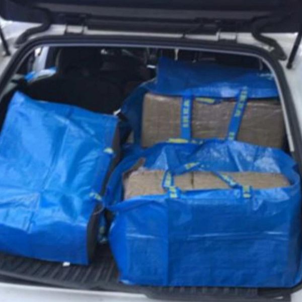 I bagaget på den här bilen hittades stora påsar med sammanlagt 251 kilo cannabis.