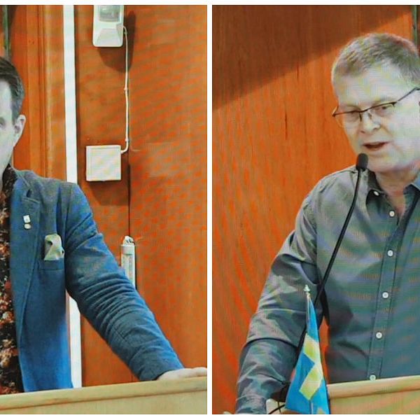 Kommunstyrelsens ordförande Michael Karlsson (S) och oppositionspolitikern Thomas Lindström (TL) i talarstolen.