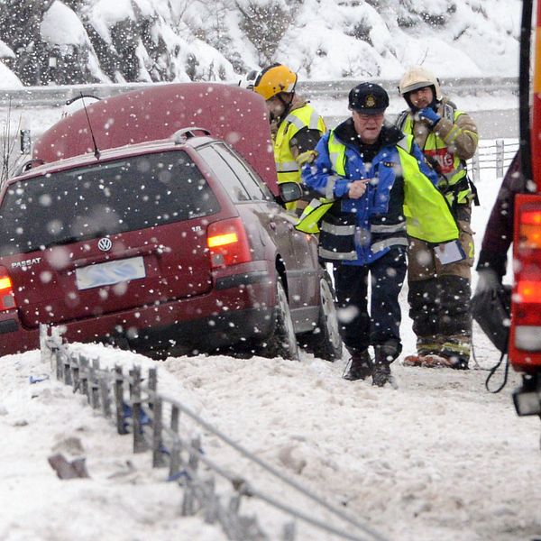 En personbil körde in i mitträcket mellan Nyköping och Södertälje i jultrafiken 21 dec 2012 Ingen person kom till skada vid olyckan.