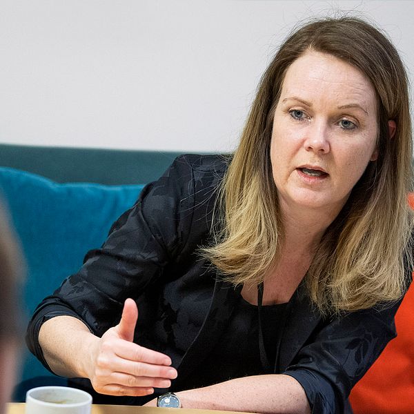 Socialdemokratiska landsbygdsministern Jennie Nilsson intervjuas vid ett bord på Näringsdepartementet i Stockholm 2019.