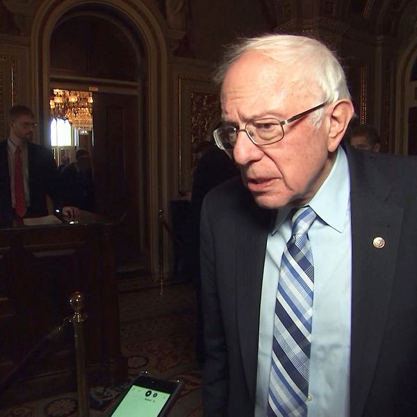 Demokratiske Bernie Sanders på plats i Washington DC för riksrättsförhören.