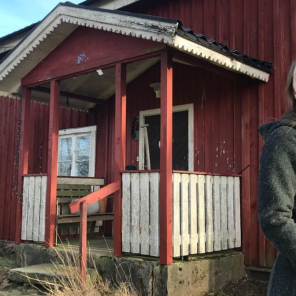 Ida Karlsson Lalander är projektkoordinator för Lev din dröm-satsningen i Hylte kommun. Här står hon framför en släktgård från tidigt 1900-tal som ska rustas upp och få nya boende.