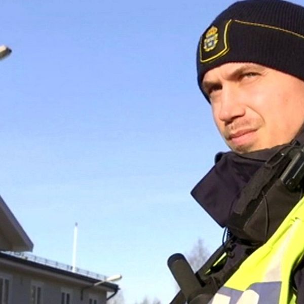 Polisassistent Mikael Blomberg genomförde trafikkontroller i Ambjörby idag.