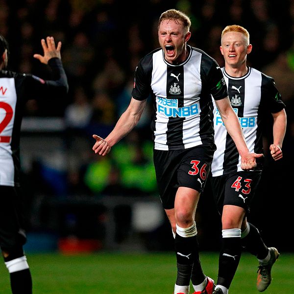 Rolf Corneliusson från Öckerö älskar fotbollslaget Newcastle så mycket att han har bytt namn. Här firar klubbens lagkapten Sean Longstaff efter ett mål i FA-cupmötet med Oxford den 4 februari.