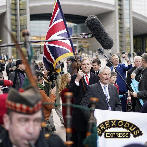 Brittiska EU-parlamentariker tågar ut med Union jack och säckpipa från parlamentet i Bryssel den 31 januari, samma dag som landet lämnade EU.