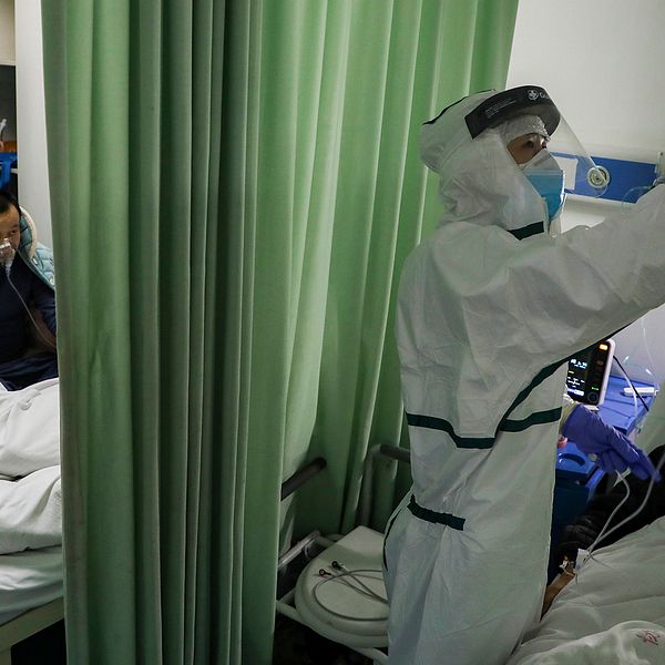 En sjuksköterska administrerar medicin till en patient på ett sjukhus i Wuhan, Kina.