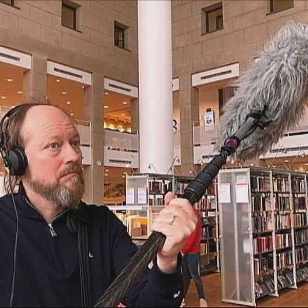 Ljudtekniker spelar in ljud inne i Ljusets kalender i Malmö stadsbibliotek.