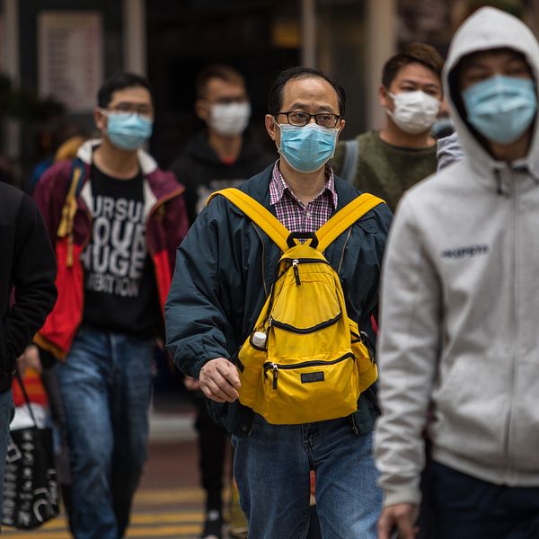 Människor i Hongkong med ansiktsmasker