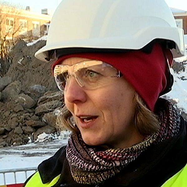 Jessica Kallvi, med en vit bygghjälm på huvudet.