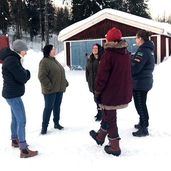 föräldrar på skolgård som står i grupp, bild från Malgoviks skolgård i februari 2020.
