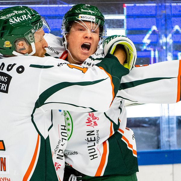 Kristianstads Anton Heikkinen (h) jublar efter sitt 2-2 mål under ishockeymatchen i Hockeyallsvenskan mellan Karlskoga och Kristianstad den 23 september 2019 i Karlskoga.