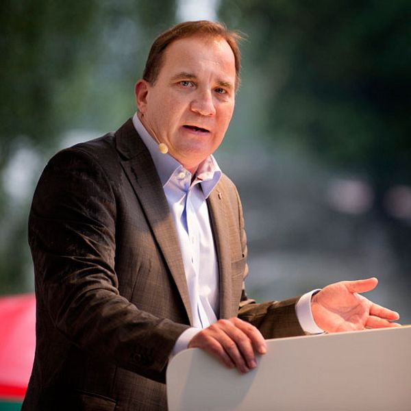 S-ledaren Stefan Löfven sommartalade i ett regnigt Vasaparken i Stockholm. Foto: Scanpix