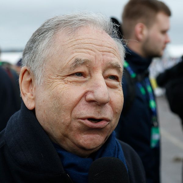 Jean Todt står på serviceplatsen i Torsby med folk i bakgrunden.