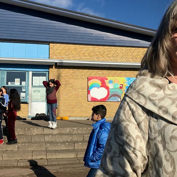 Anette Swenninger, rektor på Dalhemsskolan, står på skolgården