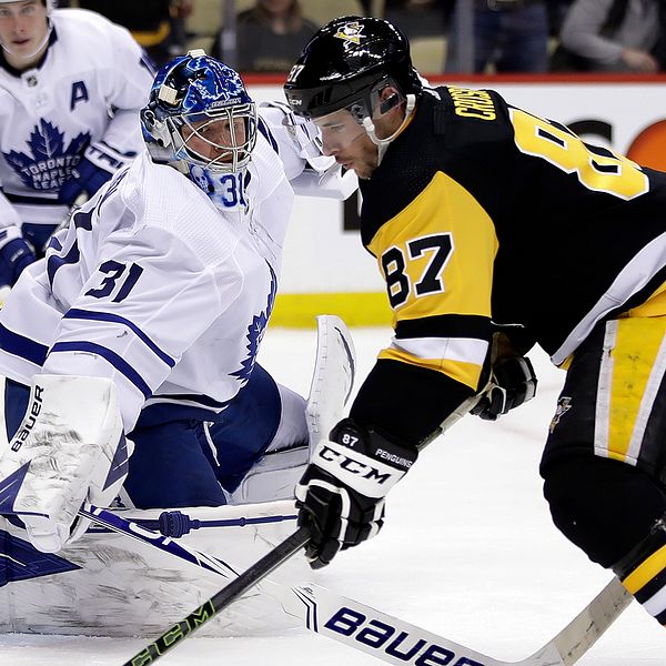 Pittsburghs Sidney Crosby rundar målvakten Frederik Andersen och spelar fram Teddy Blueger till ett mål.