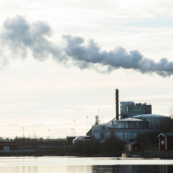 Rök ur skorstenen på en fabrik i Örnsköldsvik.