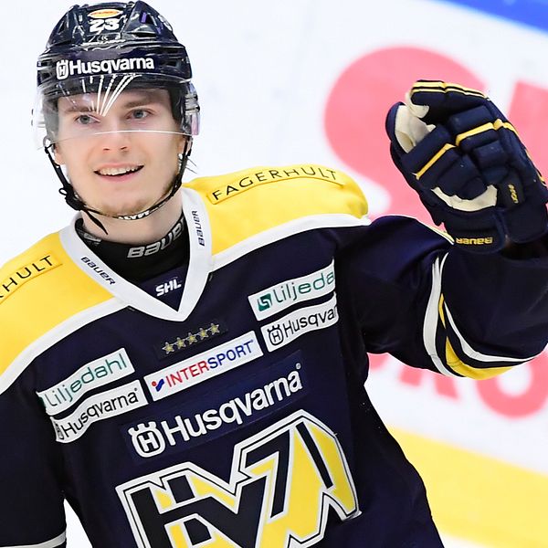 HV71:s Lias Andersson jublar efter sitt 2-1-mål under lördagens ishockeymatch i SHL mellan HV71 och Malmö Redhawks i Kinnarps Arena.