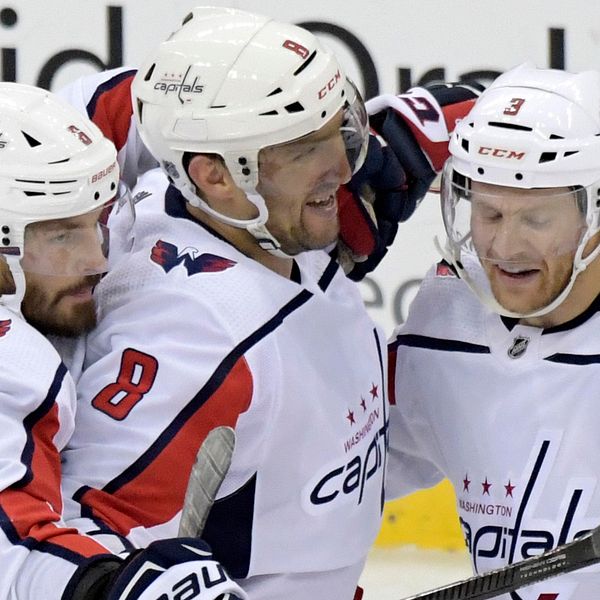 Michal Kempny (6) och Nick Jensen (3) var snabbt framme och firade med Alexander Ovetjkin efter dennes 700:e NHL-mål.