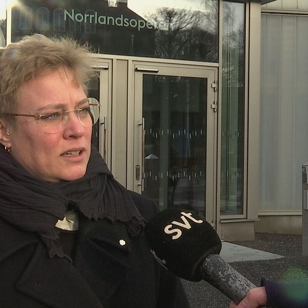 Kvinna med kort ljust hår blir intervjuad utanför Norrlandsoperan
