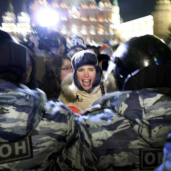 Polisen trycker tillbaka demonstranter nära Röda torget i Moskva.