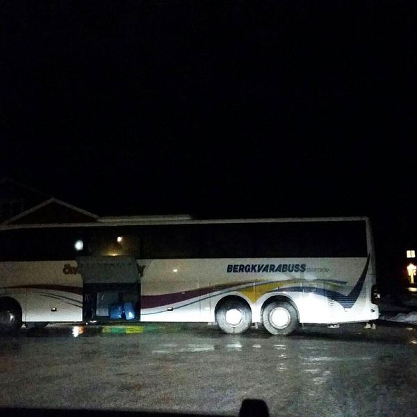 Bussen på plats vid förläggningen i Grytan utanför Östersund.