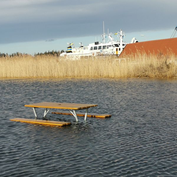 Översvämmat picknick-bord på Söderöra