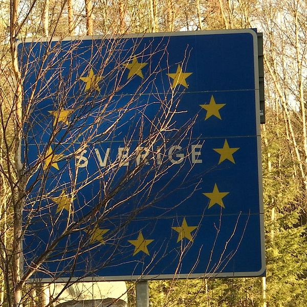 EU-Sverige-skylt med sly framför.