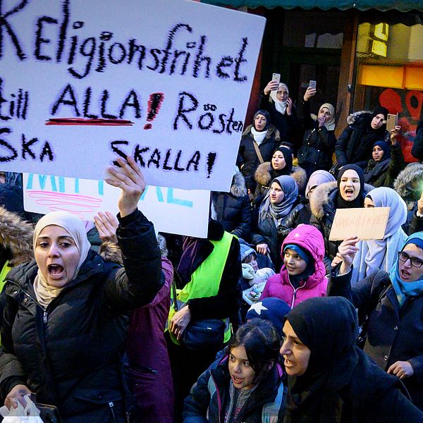 Demonstration utanför kommunhuset i Skurup.