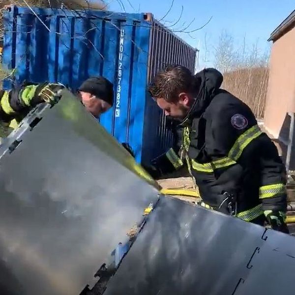 Här arbetar Räddningstjänsten med att bygga ihop aluminiumbarriärerna runt vattenverket. Översvämningar i Halland.