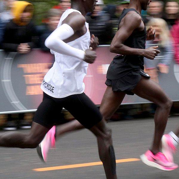 Kenyanen Eliud Kipchoge med ”superskorna” under ett lopp i oktober.