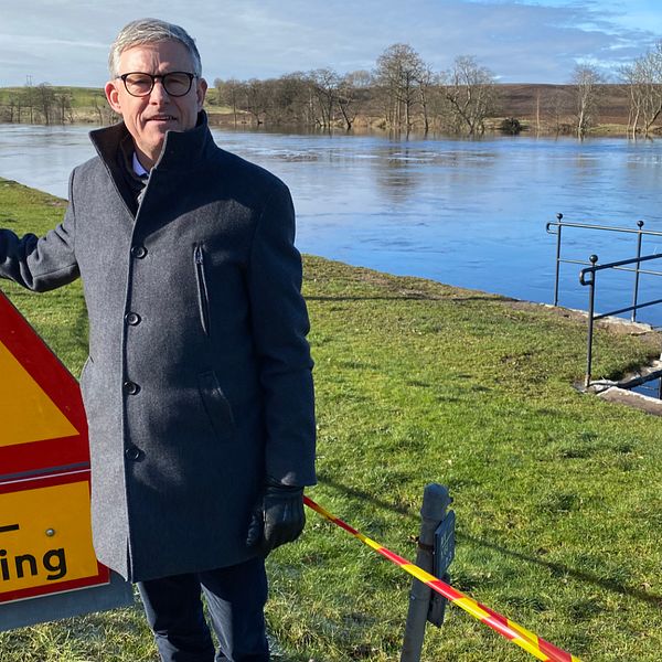 Lars-Göran Persson, vd på Laholms Sparbank, framför den överfulla Lagan