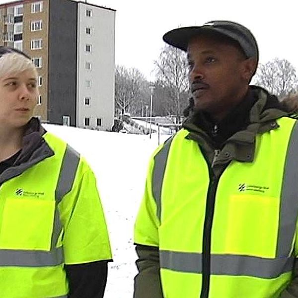 Annastina Johansson och Ibrahim Nur på vandring.