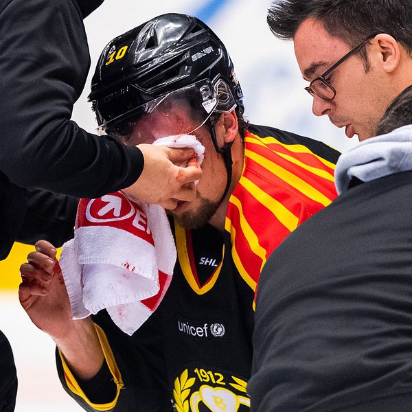 Brynäs Marcus Ersson blöder från ansiktet och får vård.