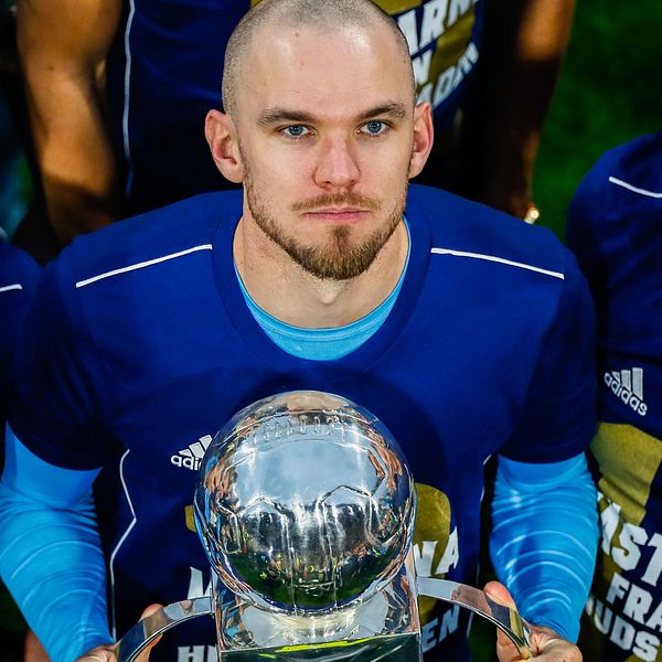 Djurgårdens Marcus Danielson jublar med Lennart Johanssons pokal.